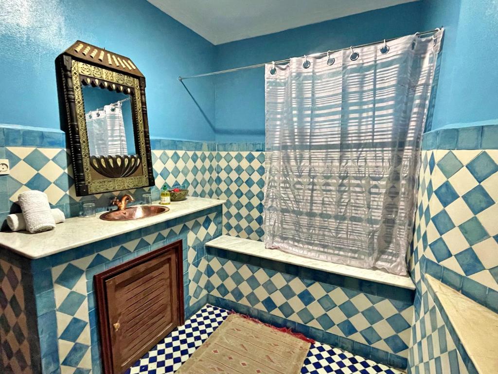 une salle de bain avec un lavabo et un miroir dans l'établissement Riad Dar Guennoun, à Fès
