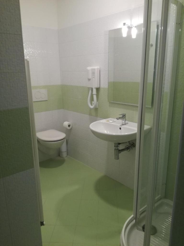une salle de bain avec un lavabo et des toilettes dans l'établissement Nuovo HOTEL SETTIBI 20m dalla spiaggia, à Giulianova