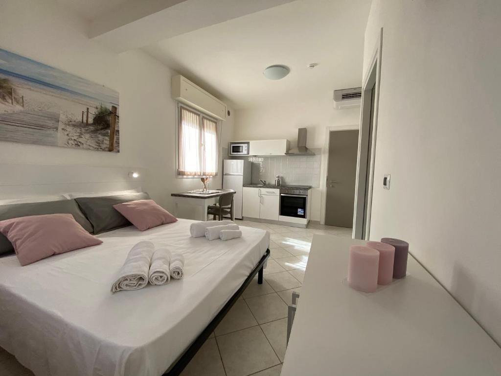 une chambre avec un lit avec deux paires de chaussures dessus dans l'établissement Rimini Bay Suites&Residence, à Rimini