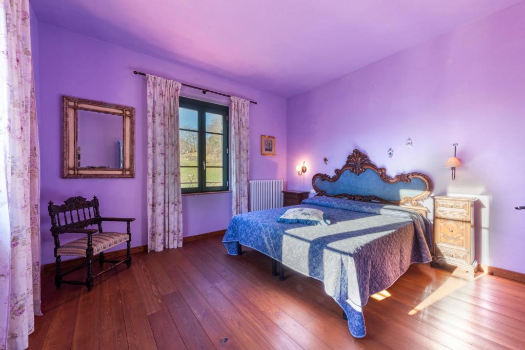 - une chambre violette avec un lit et une chaise dans l'établissement Villa Popiglio by Mmega, à San Marcello Pistoiese 37 autres photos