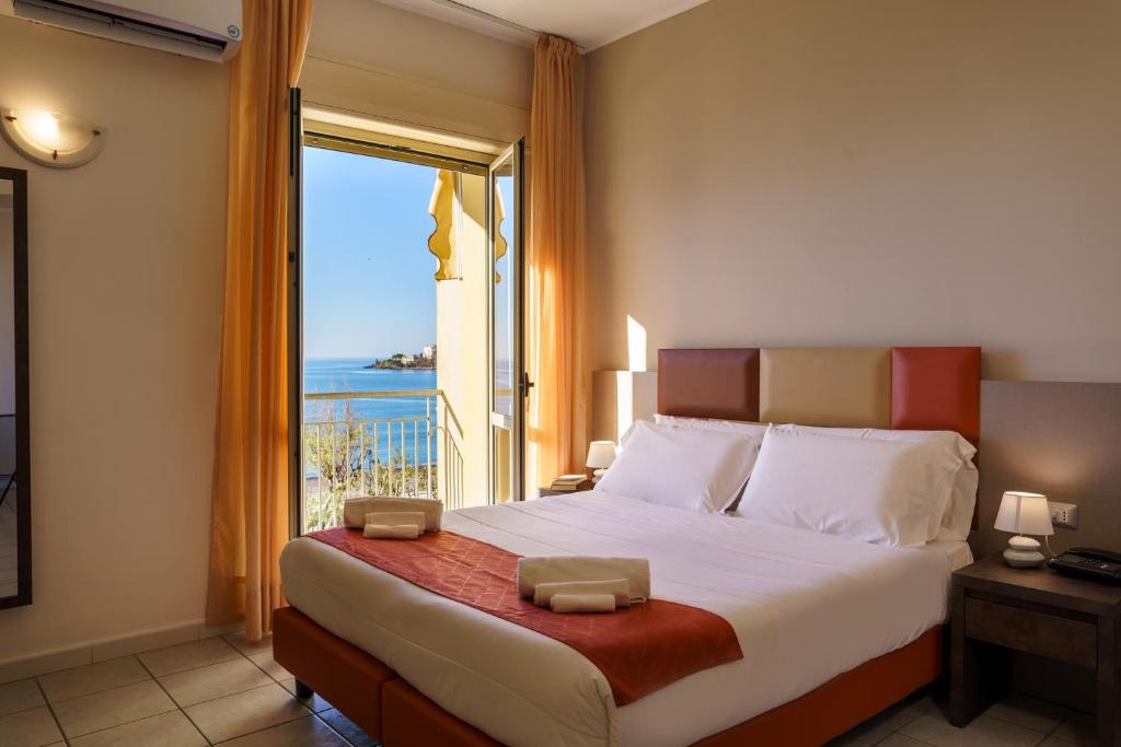 une chambre avec un lit avec vue sur l'océan dans l'établissement Hotel Tirreno, à Sapri