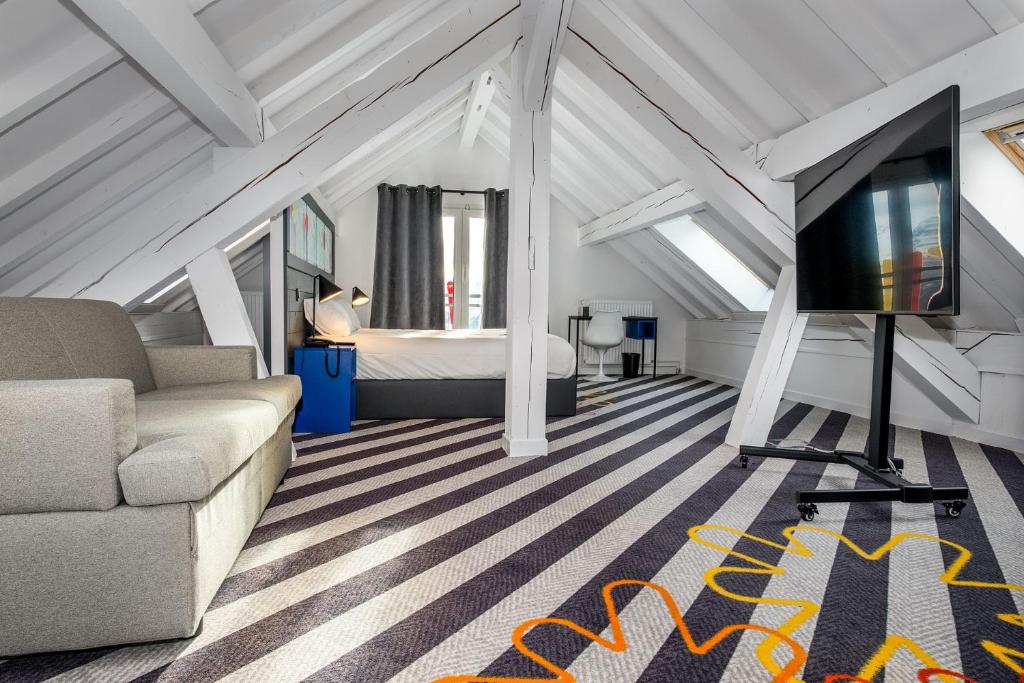 un salon avec un canapé et une télévision dans l'établissement PopAlp, à L'Alpe-d'Huez