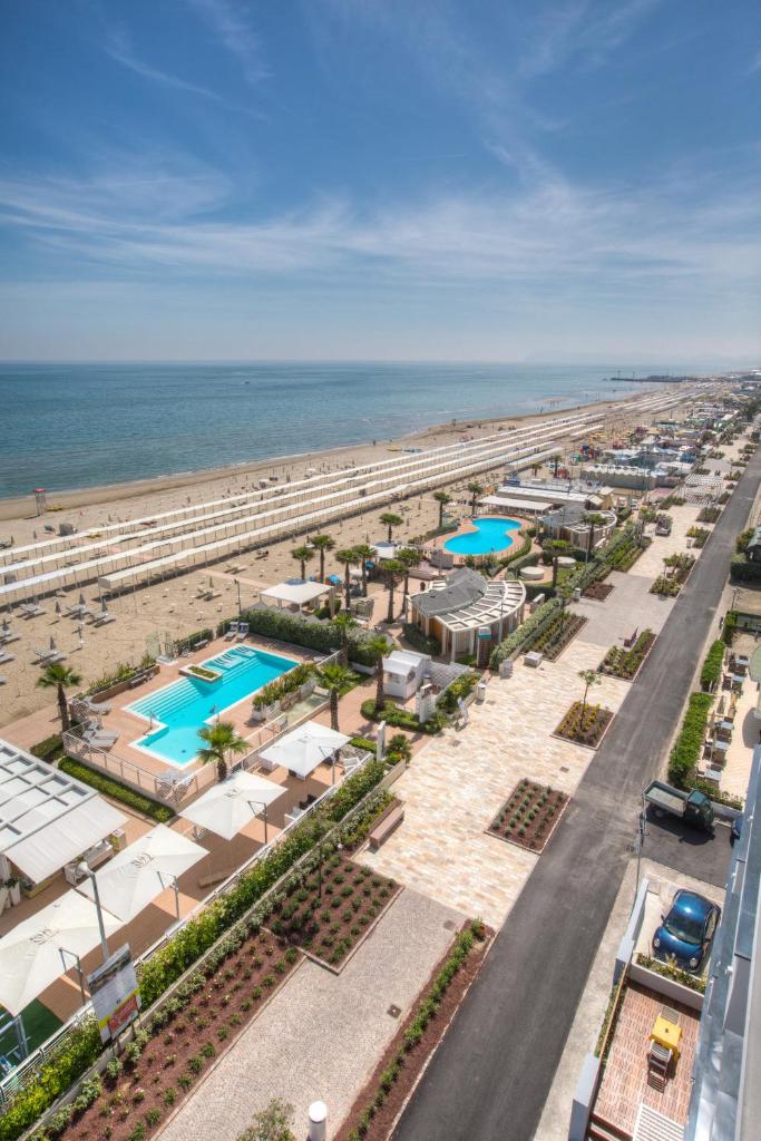 une vue aérienne de la plage et de l'océan dans l'établissement Hotel Commodore, à Riccione