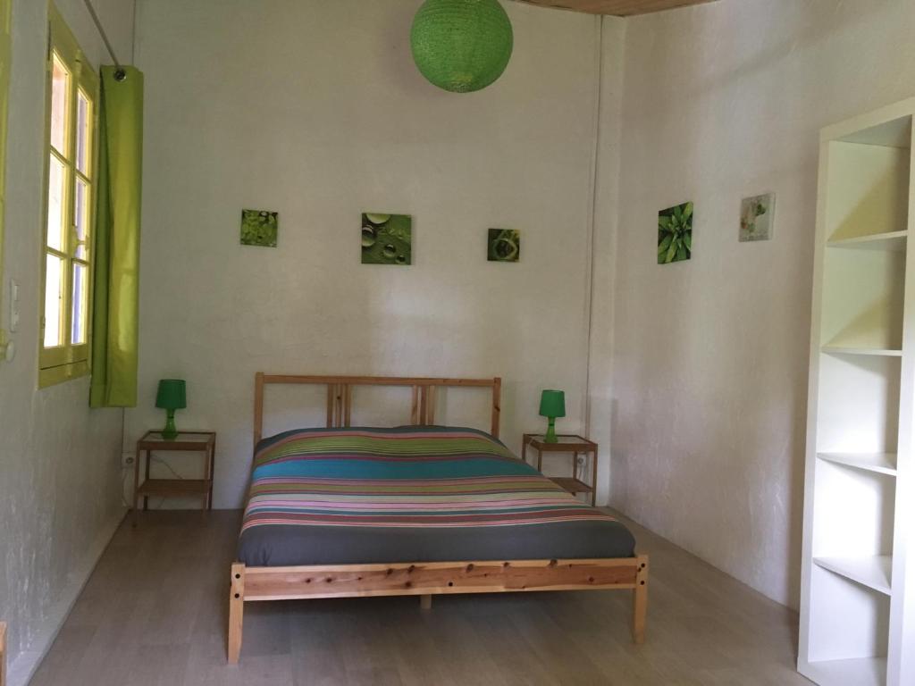 Ce lit se trouve dans un dortoir doté de 2 tables et de 2 lampes. dans l'établissement Camping Domaine Sainte Madeleine, à Sospel 37 autres photos