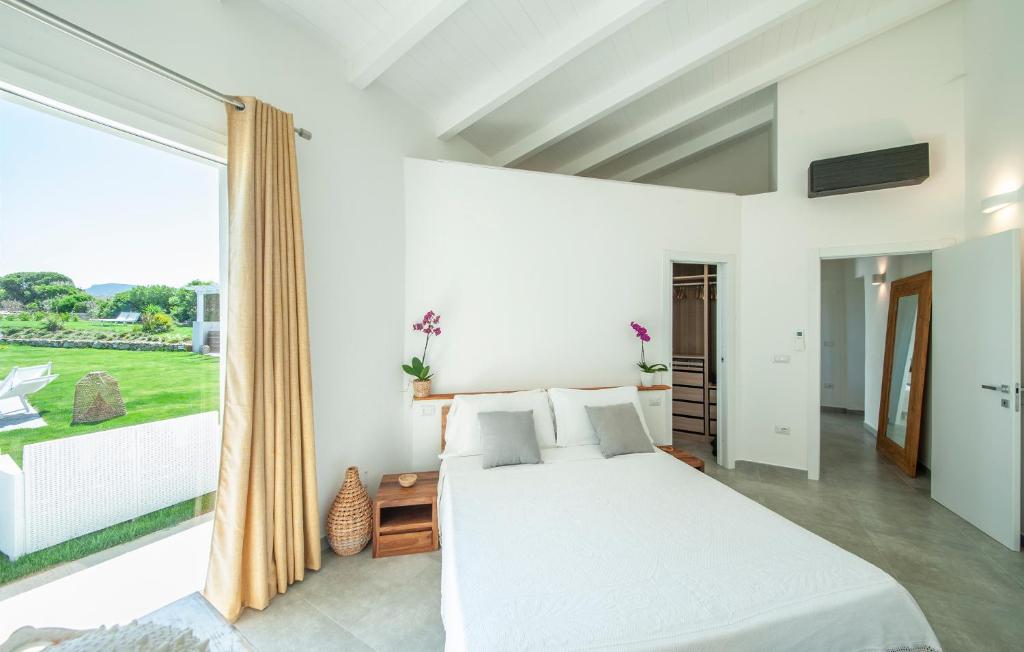 une chambre avec un lit et une grande fenêtre dans l'établissement Bellimpiazza - Villa vista mare con piscina, à Sorso
