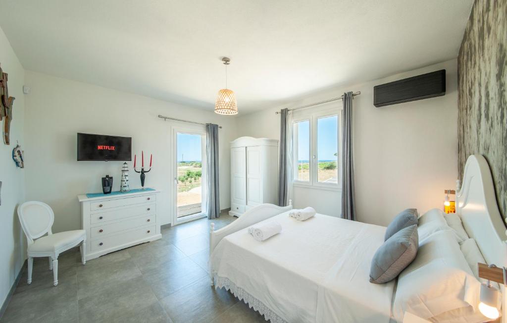une chambre blanche avec un lit et une fenêtre dans l'établissement Bellimpiazza - Villa vista mare con piscina, à Sorso 31 autres photos
