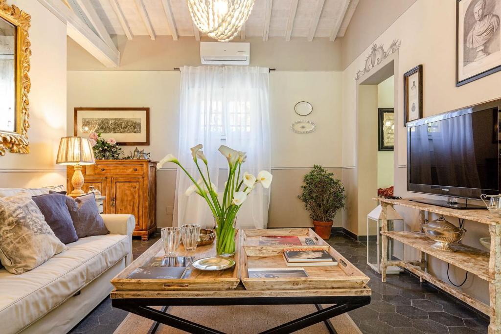 un salon avec un canapé et une table basse dans l'établissement Cottage Nanni, Romantic and Luxury with Pool, à Pescia