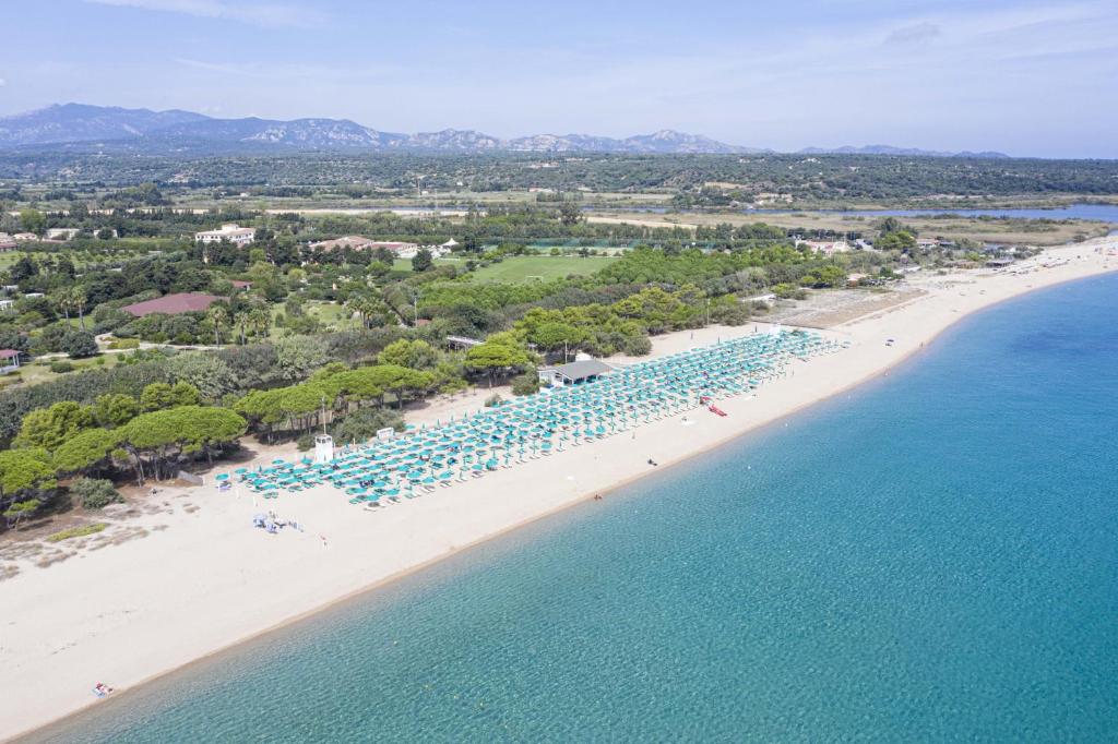 une vue aérienne d'une plage et de l'océan dans l'établissement Sentido Orosei Beach, à Orosei
