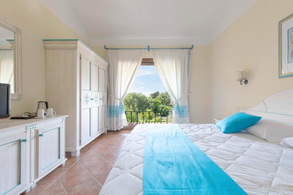 une chambre avec un grand lit blanc et une fenêtre dans l'établissement Sentido Orosei Beach, à Orosei