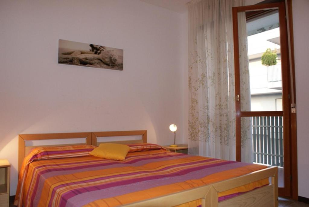 - une chambre avec un lit et une couverture colorée dans l'établissement Appartamenti Valbella, à Bibione 94 autres photos