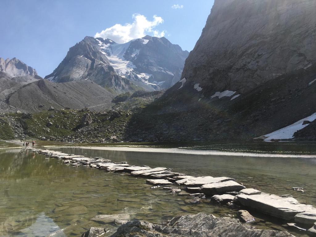 une rivière avec des rochers au milieu d'une montagne dans l'établissement Le Bouquetin 73 Appartement cosy type chalet avec piscine au pied des pistes et superbe vue panoramique, à Pralognan-la-Vanoise