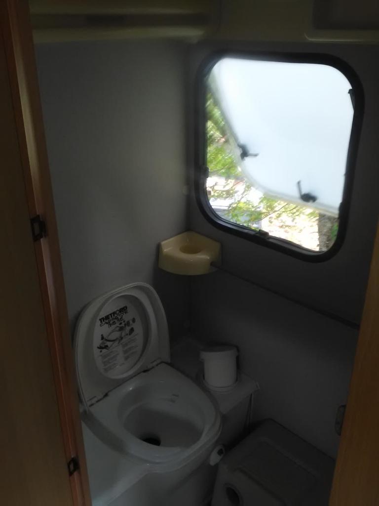 Elle comprend une petite salle de bains pourvue de toilettes et d'une fenêtre. dans l'établissement Ferme des baillards, à Bélesta