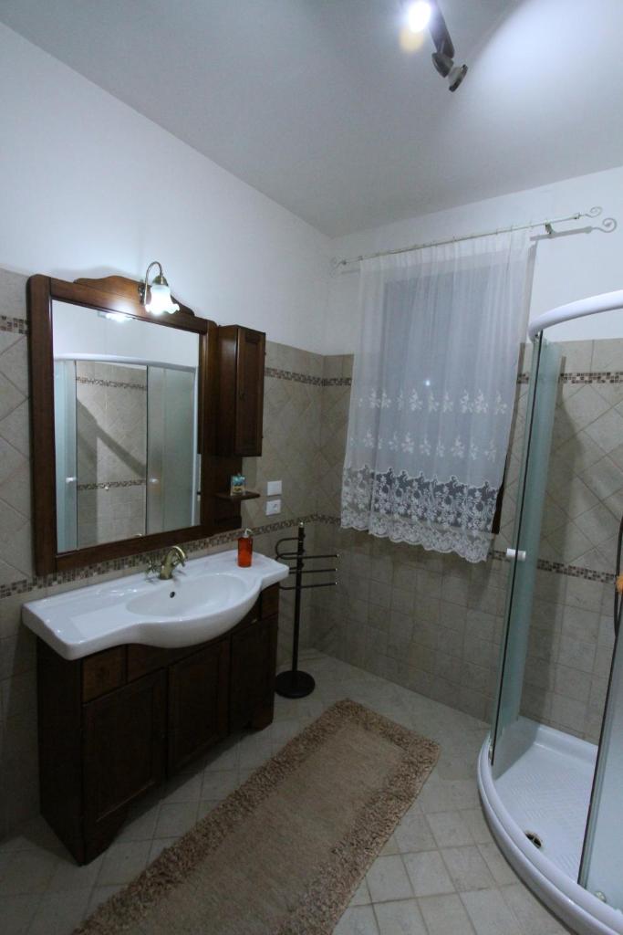 une salle de bain avec un lavabo et une douche dans l'établissement Villa Luisa villa con piscina e Vasca Idromassaggio vicino Otranto, à Carpignano Salentino