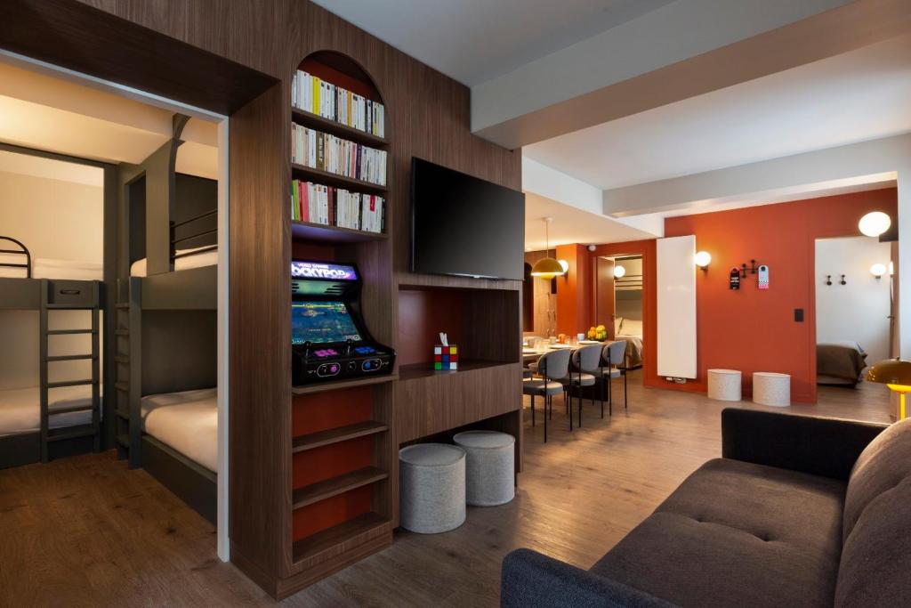 une chambre d'hôtel avec un lit et un salon dans l'établissement RockyPop Flaine Appartements & Spa, à Flaine