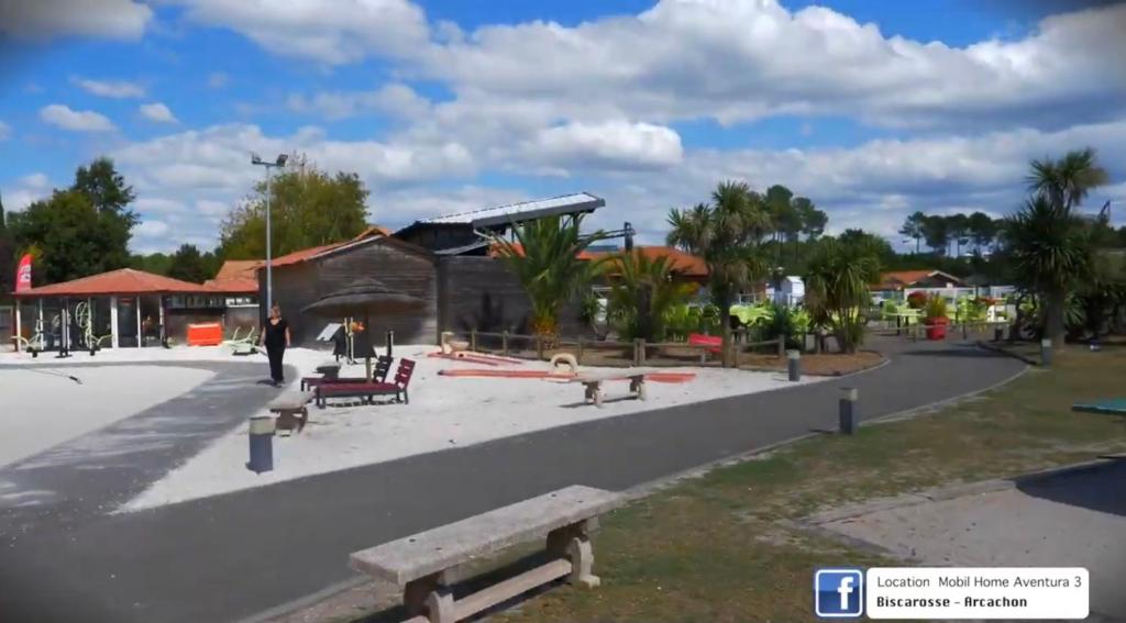 un parc avec bancs sur le côté d'une route dans l'établissement Bayaïna, à Gastes