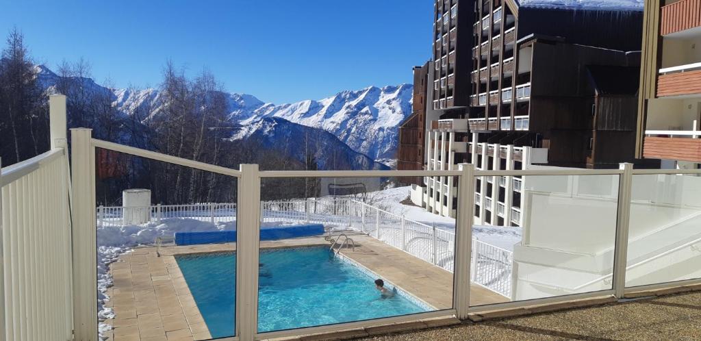 - une piscine sur le balcon d'un immeuble avec des montagnes dans l'établissement Superb view+Swim Pool+Smart TV+Netflix+Projector, à Huez