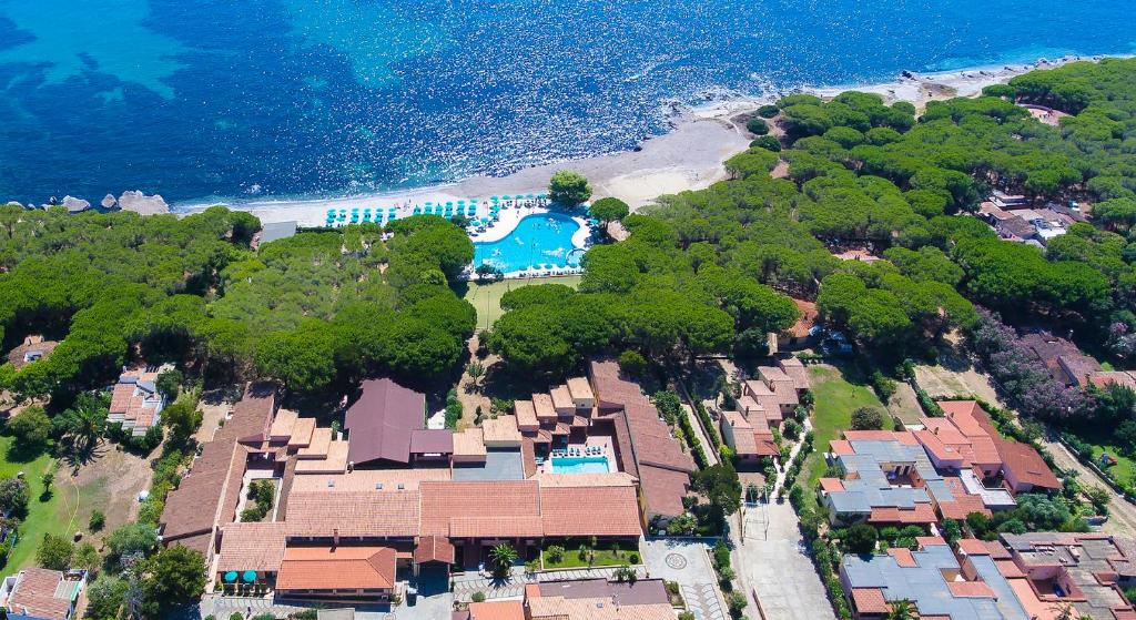 - une vue aérienne sur un complexe et une plage dans l'établissement Club Hotel Marina Seada Beach, à Budoni