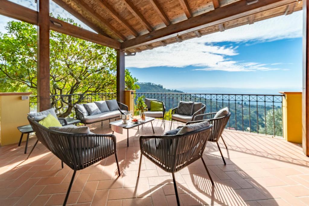 un patio avec des chaises, un canapé et une table dans l'établissement Villa Liana, à Vinci