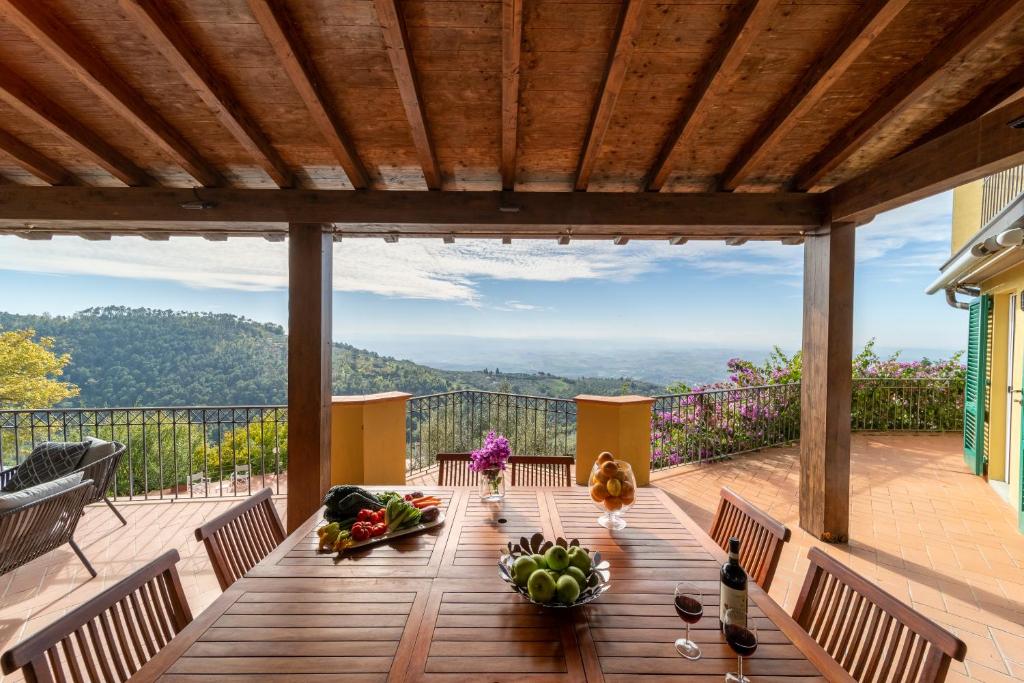 une table en bois sur la terrasse d'une maison dans l'établissement Villa Liana, à Vinci