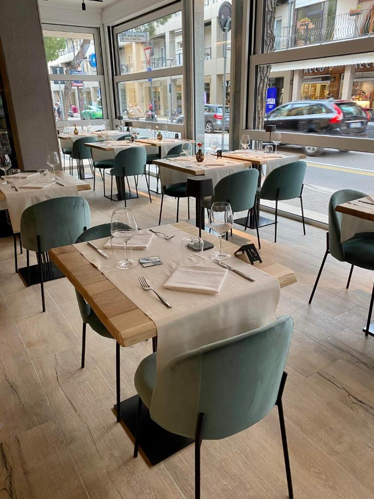 un restaurant avec des tables et des chaises et une rue dans l'établissement Hotel Ivana, à Lido di Jesolo