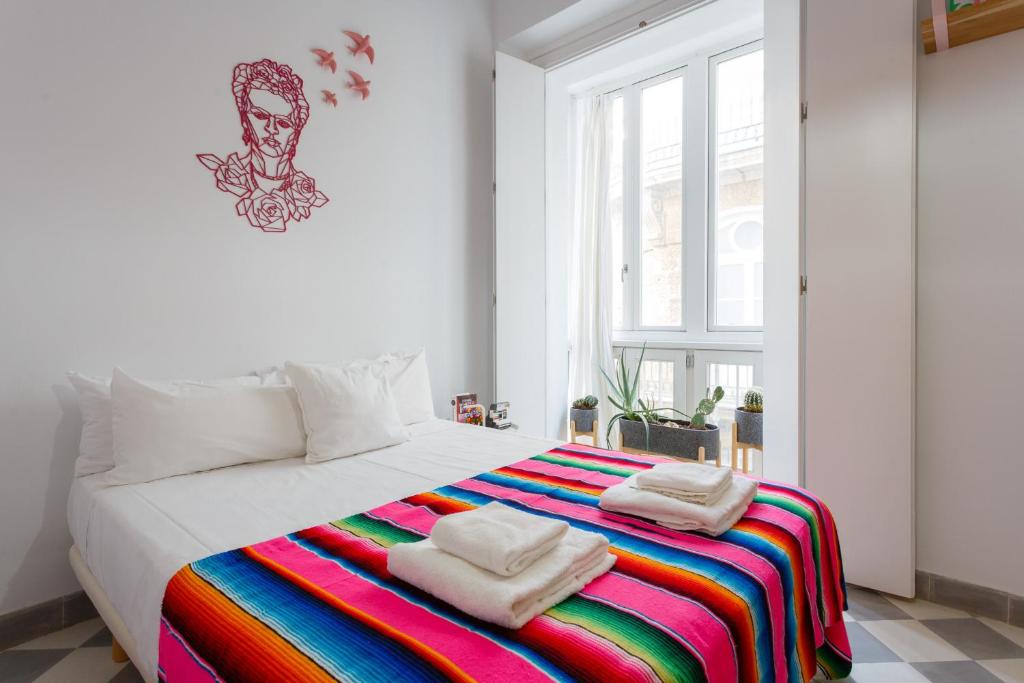 The QUEEN's Designer Apartment by Cadiz4Rentals 6