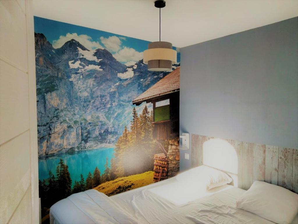 - une chambre avec une fresque murale représentant la montagne dans l'établissement Panoramic Les Angles, aux Angles