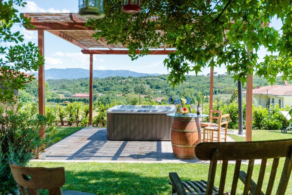 - un kiosque avec un bain à remous dans la cour dans l'établissement Villa Catia Farmhouse, Three Luxury Bedrooms, a Jacuzzi Pool and a Dream-Like Getaway Experience, à Capannori