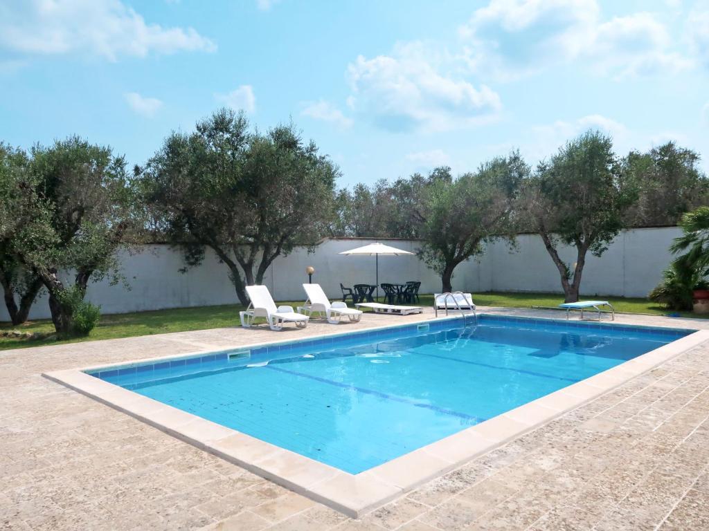 une piscine avec des chaises et une table dans l'établissement Villa Giusy by Interhome, à Martignano