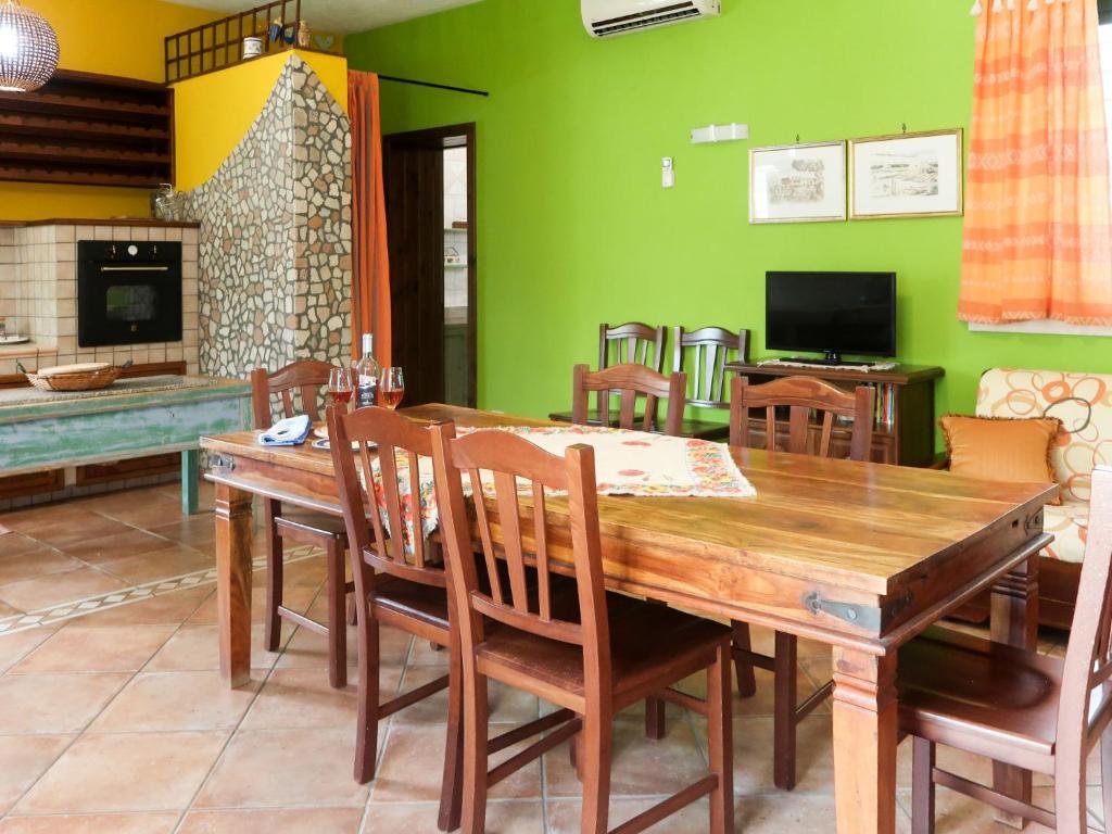 une salle à manger avec une table et des chaises en bois dans l'établissement Villa Giusy by Interhome, à Martignano