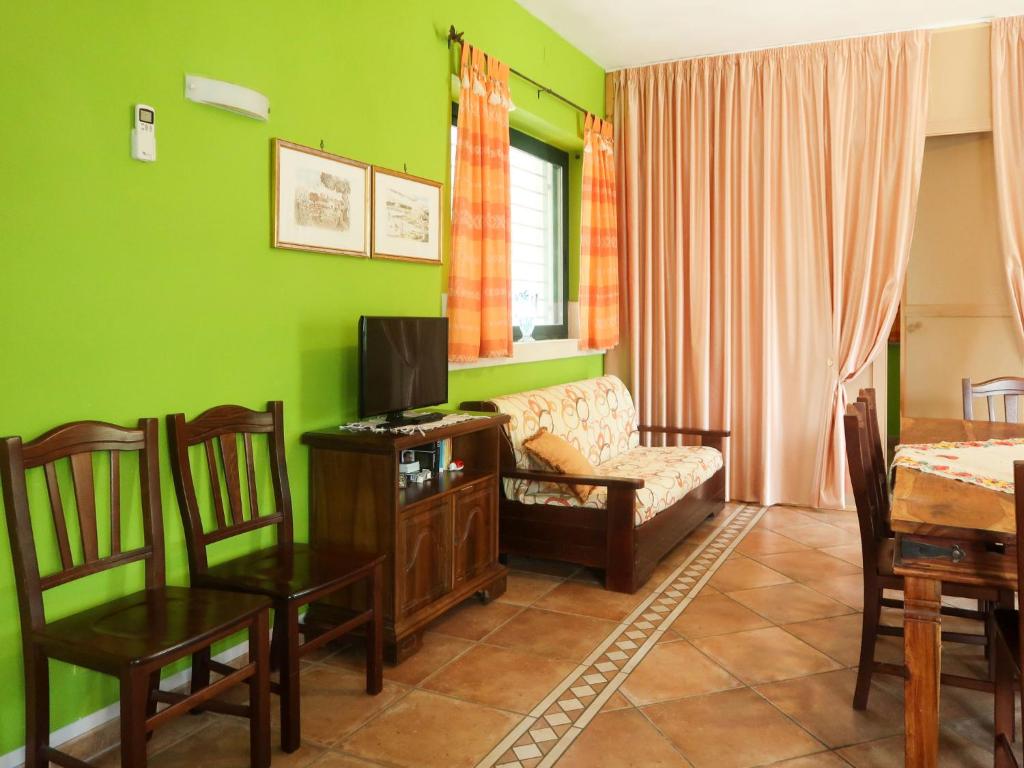 un salon avec un canapé et une télévision dans l'établissement Villa Giusy by Interhome, à Martignano