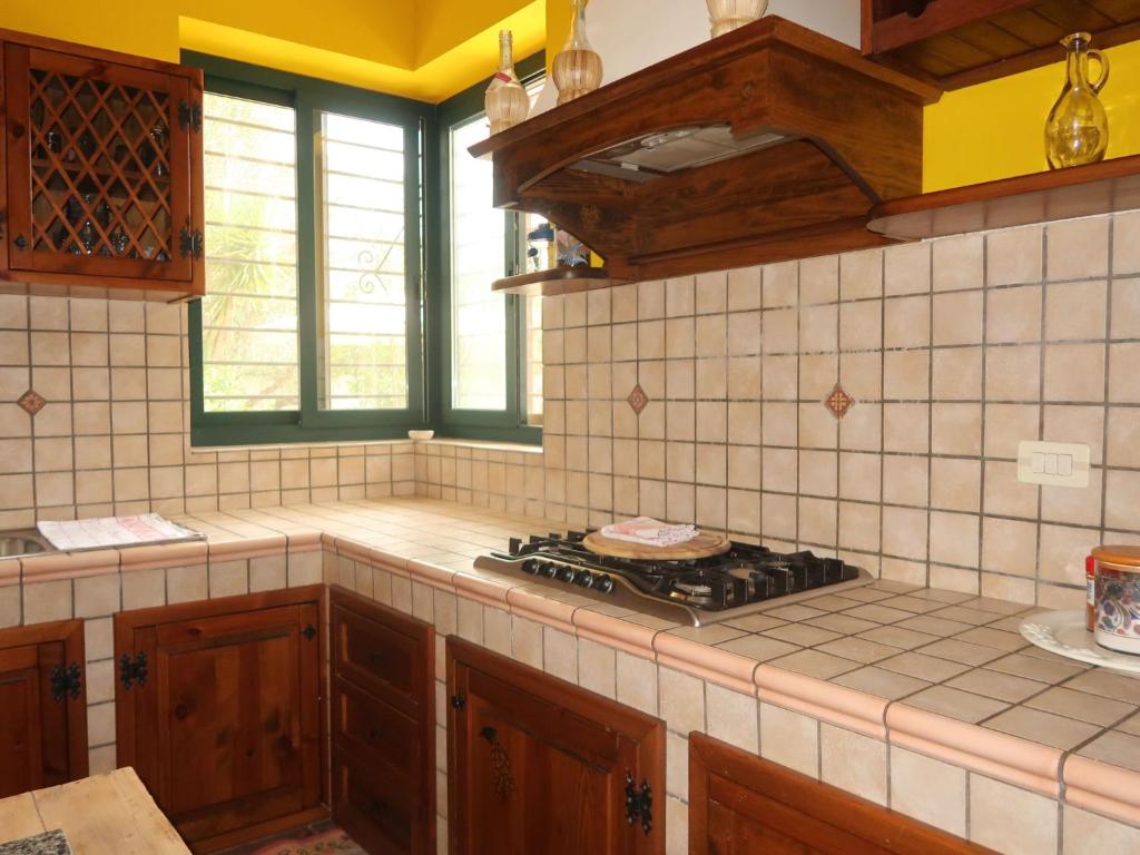 Il comprend une cuisine équipée d'un four et de plaques de cuisson. dans l'établissement Villa Giusy by Interhome, à Martignano 27 autres photos