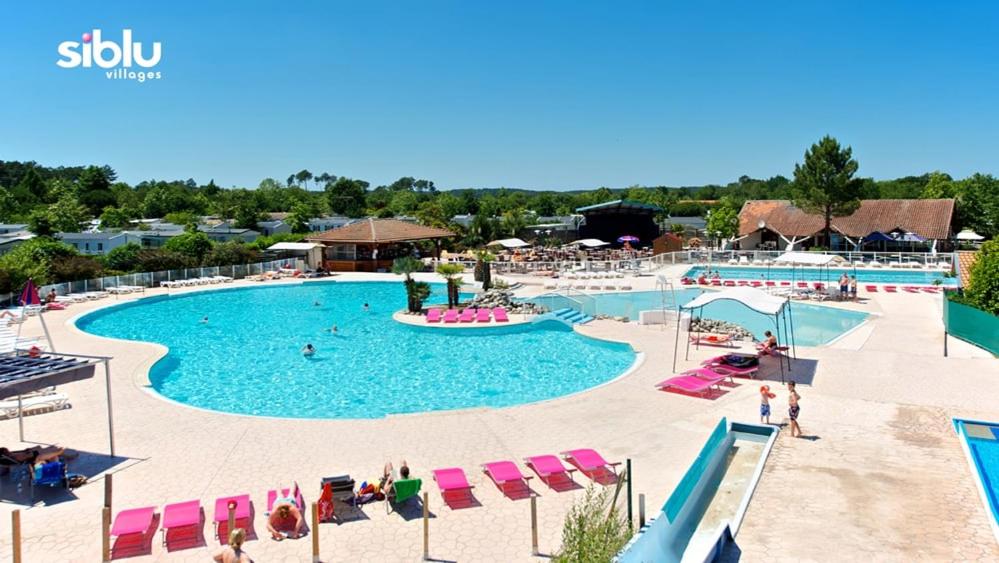 - une piscine dans un complexe avec des personnes dans l'établissement Vue Mer, à Quiberon