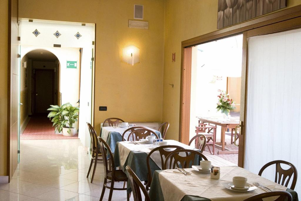 Hotel Cris Image