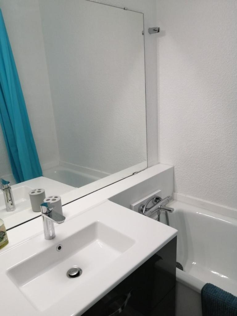 une salle de bain avec un lavabo blanc et un miroir dans l'établissement Studio 4 personnes au pied des pistes, au Corbier