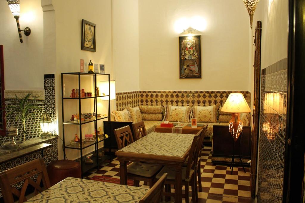un salon avec une table et un canapé dans l'établissement Riad Meftaha, à Rabat