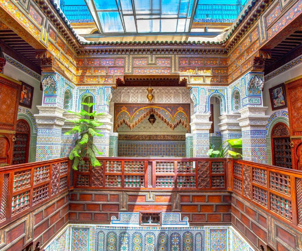 Cette grande chambre est dotée d'un plafond avec du carrelage coloré. dans l'établissement Riad Rcif & Spa Originale, à Fès