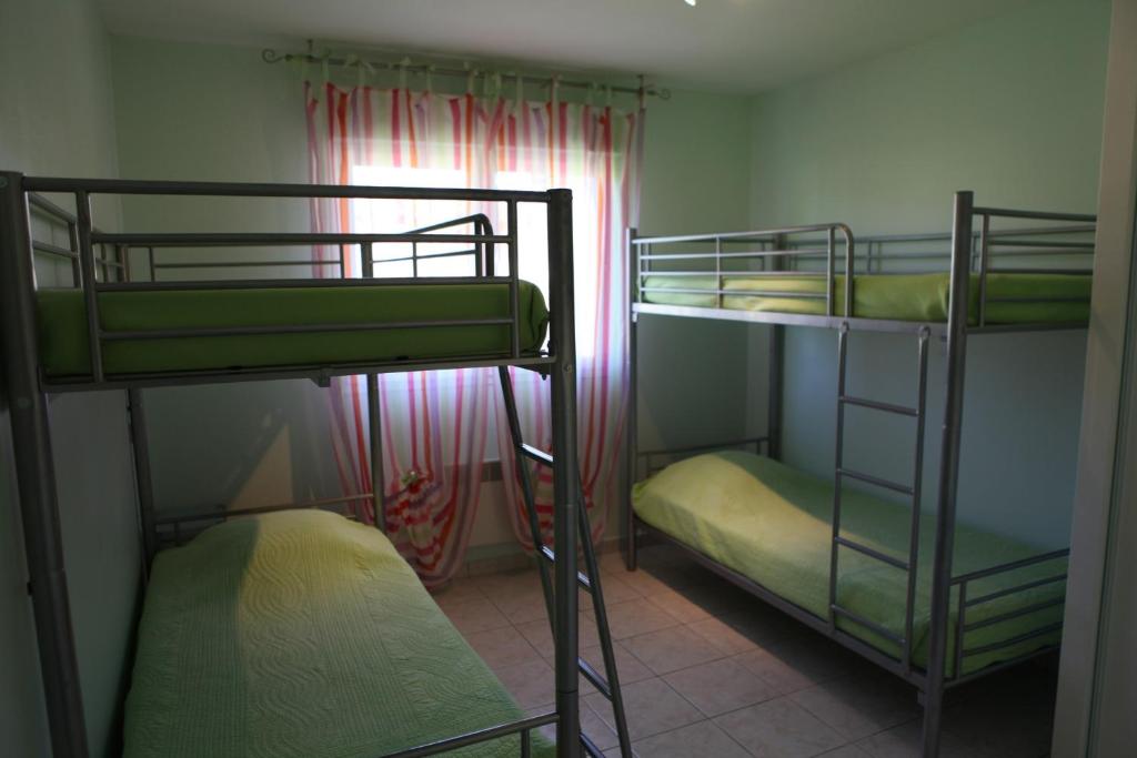 une chambre avec deux lits superposés dans une pièce dans l'établissement Ardeche - Gites Objectif Evasion, à Montréal