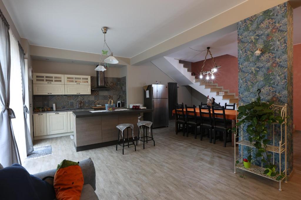 Il comprend une cuisine et un salon avec une cuisine et une salle à manger. dans l'établissement Casa delle foglie, à San Giovanni la Punta