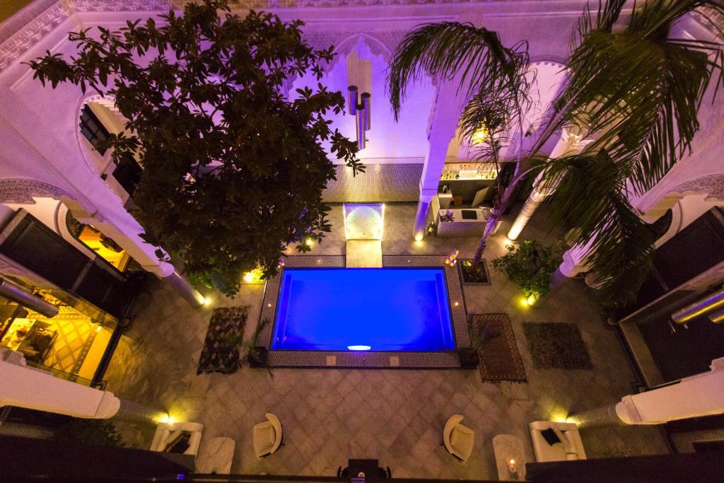 - une vue sur la piscine dans un bâtiment doté d'un écran bleu dans l'établissement Riad Braya, à Fès 37 autres photos