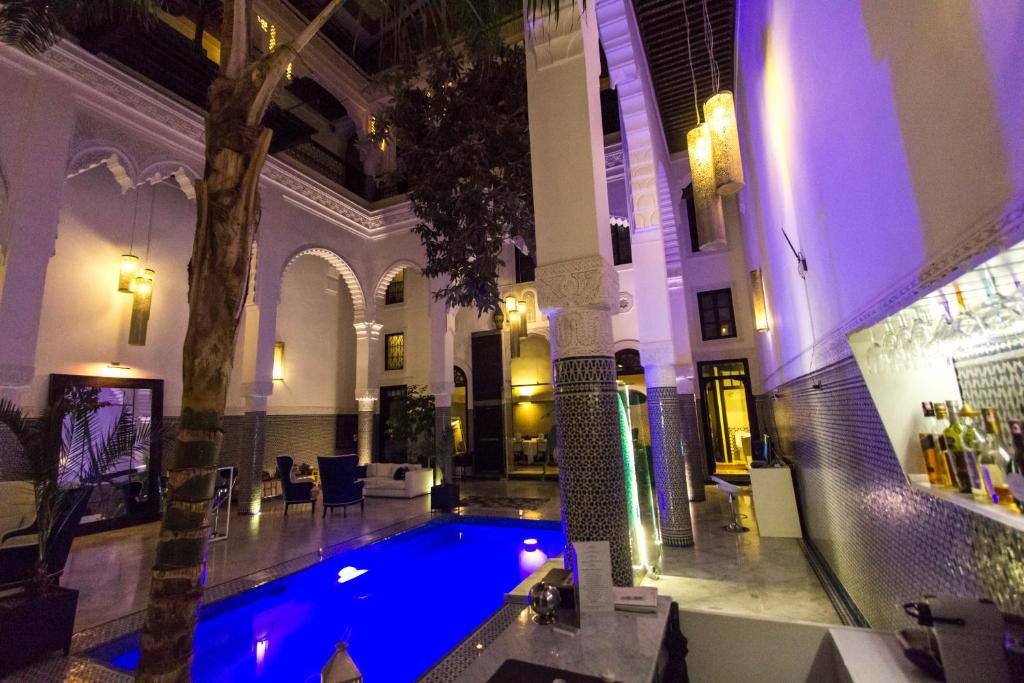 une piscine au milieu d'un immeuble dans l'établissement Riad Braya, à Fès
