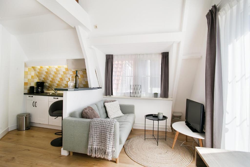 Stylish coastal apartment 5