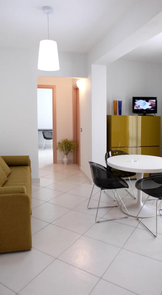 un salon avec un canapé, une table et des chaises dans l'établissement Brezza Di Grecale, à Trapani