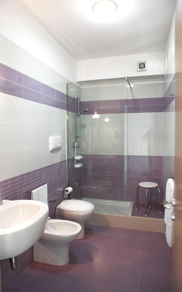 La salle de bains est pourvue de 2 toilettes, d'un lavabo et d'une douche. dans l'établissement Brezza Di Grecale, à Trapani 50 autres photos