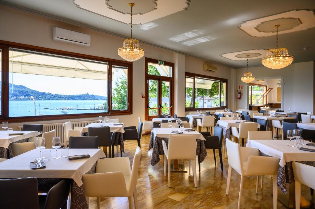 une salle à manger avec tables, chaises et fenêtres dans l'établissement Hotel Villa Paradiso, à Arona