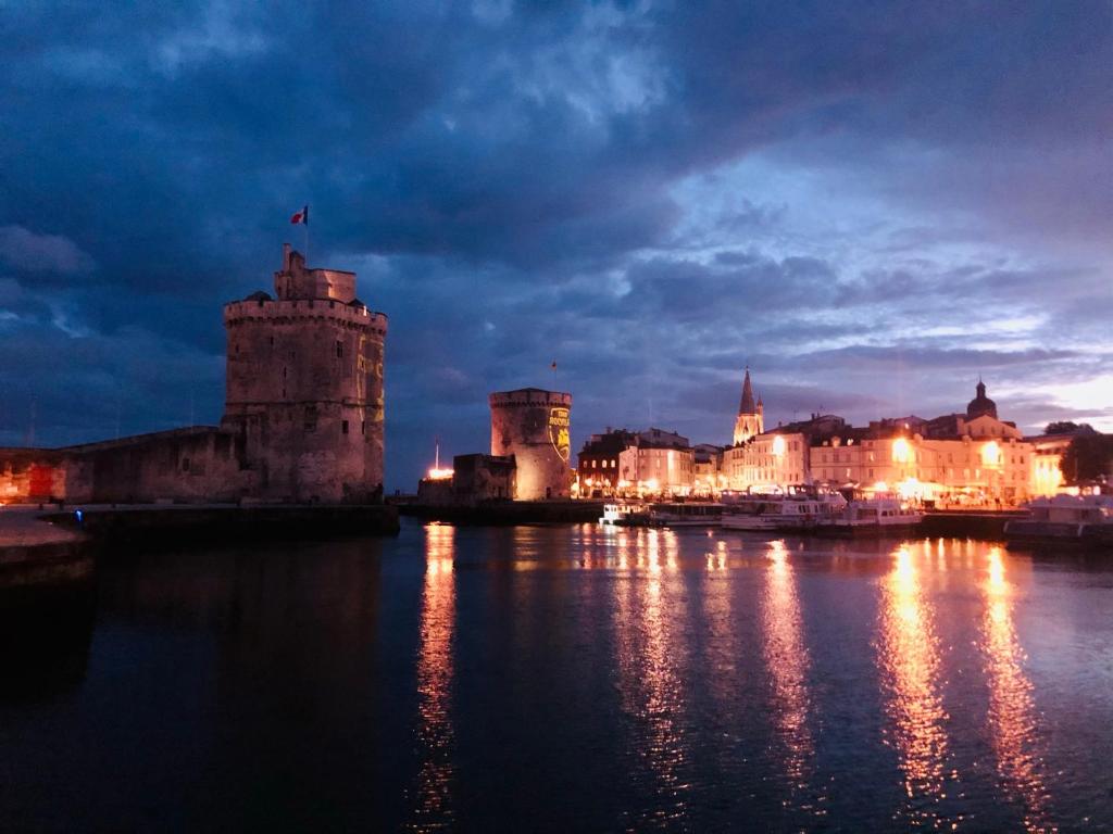 Photo de la galerie de l'établissement Nuit insolite sur un voilier au cœur de La Rochelle, à La Rochelle 37 autres photos