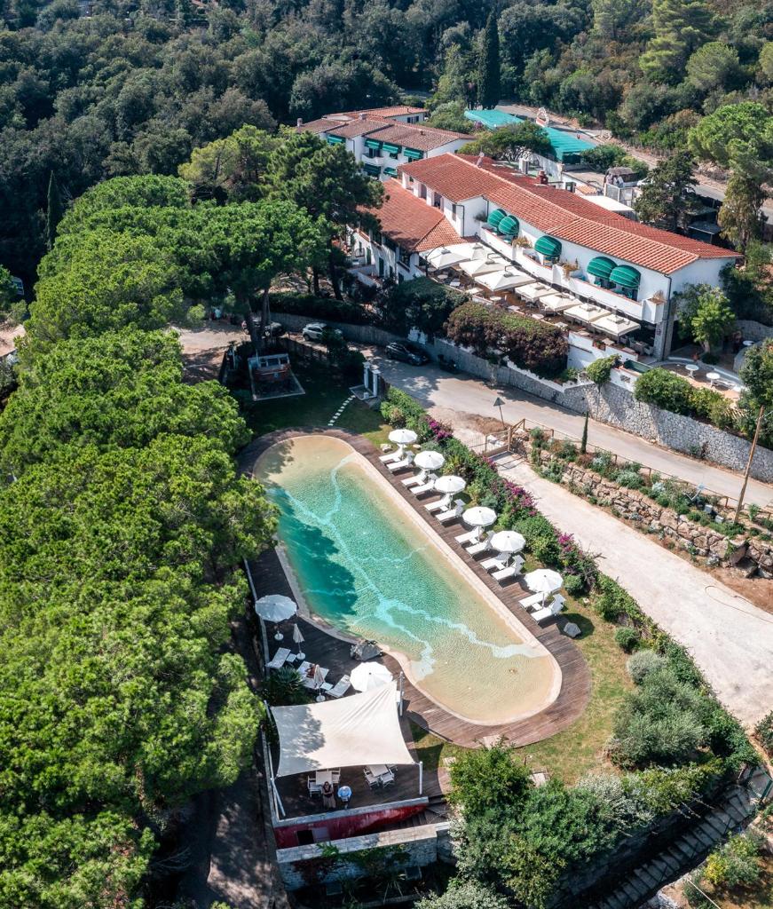 une vue aérienne d'un complexe hôtelier avec plage dans l'établissement Hotel Valle Verde, à Procchio
