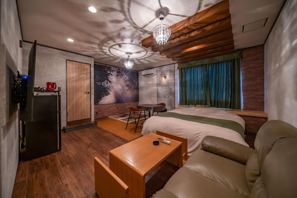 une chambre avec deux lits, un canapé et une table dans l'établissement 飛騨高山 ホテル デリッシュ, à Takayama 24 autres photos