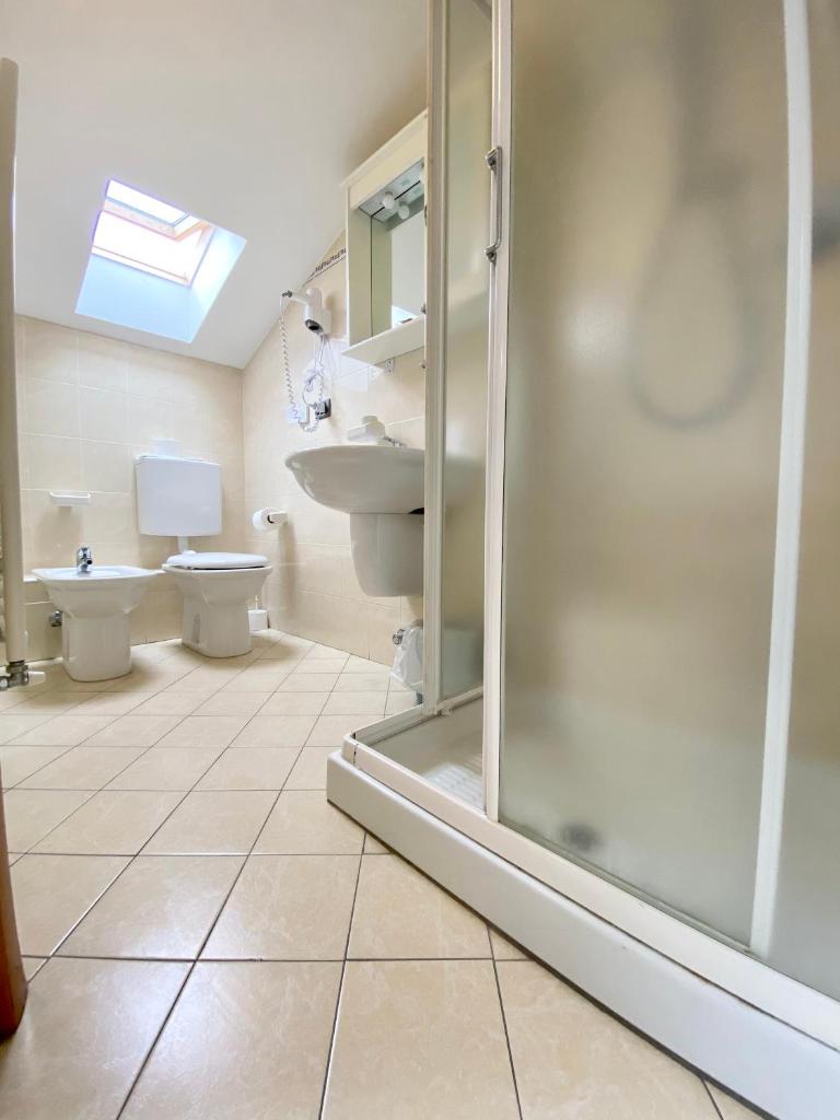 une salle de bain avec une douche, des toilettes et un lavabo dans l'établissement Albergo Villa Ada, à Borgio Verezzi