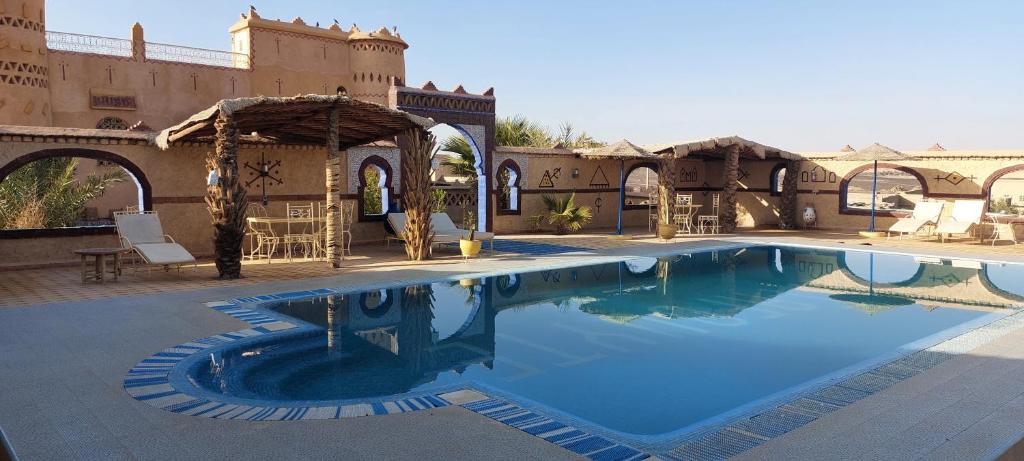 une piscine au milieu d'un immeuble dans l'établissement Dar Tafouyte, à Merzouga