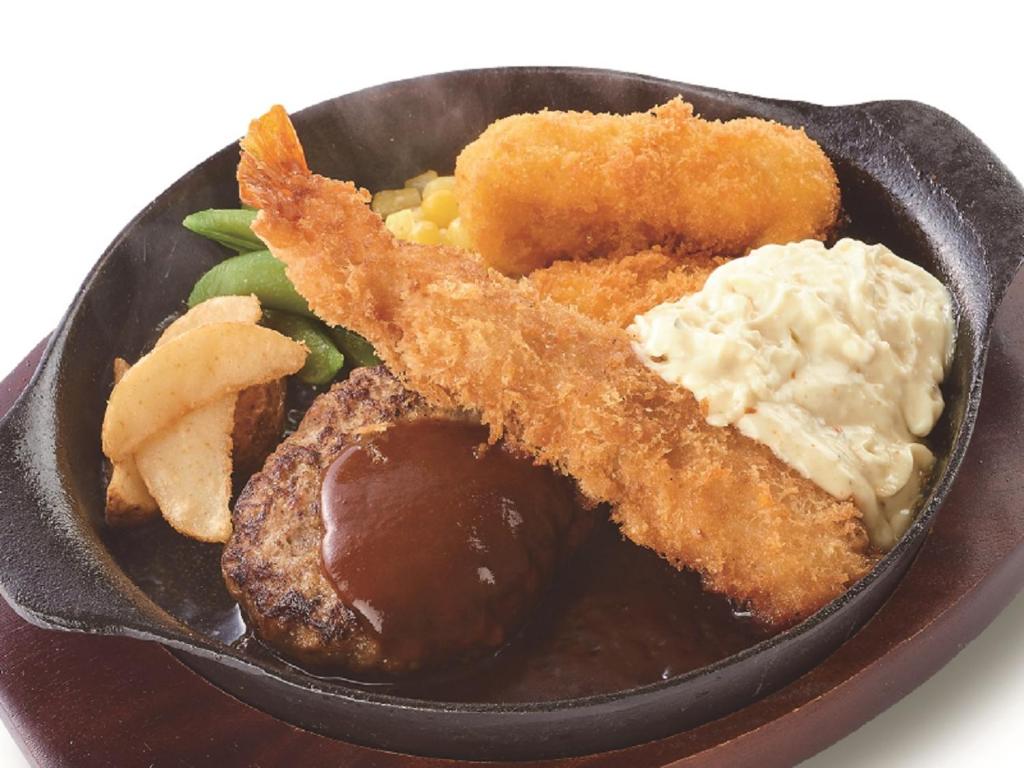 une plaque noire contenant de la viande et des purées de pommes de terre dans l'établissement ホテル ドルフィンリゾート 犬山 -大人専用-, à Kakamigahara